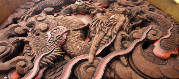 Dragão talhado na parte de baixo da grande lanterna do Sensoji