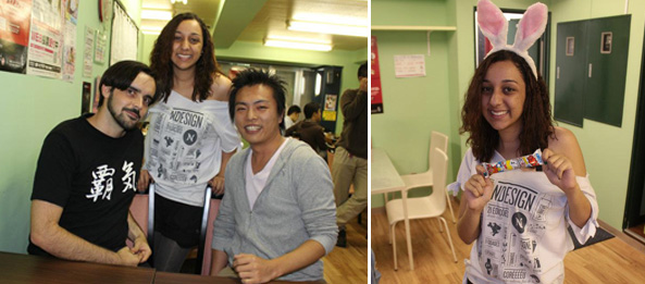 Foto com o Masa, japonês que conhecemos, e eu de orelha de coelho